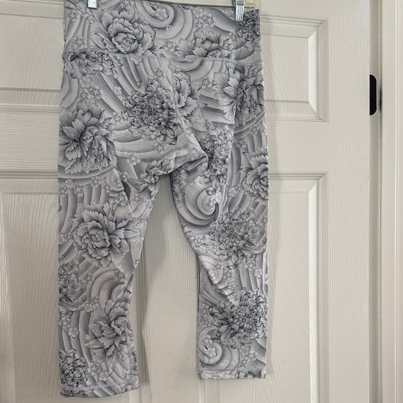 Lululemon Athletica Women's Gray Floral Leggings - Picture 3 of 4